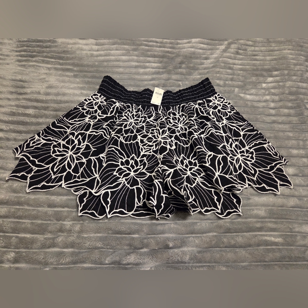 Floral Black and White Women's Shorts